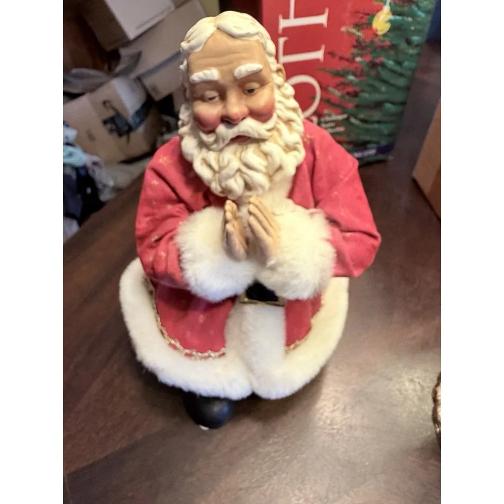 Dept 56 Possible Dreams Clothique 713272 Santa Pray for Peace lights up box